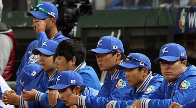 South Korean team looks on during the first-round World Baseball Classic match against Taiwan in Twaiwan on Sunday. (Yonhap News)
