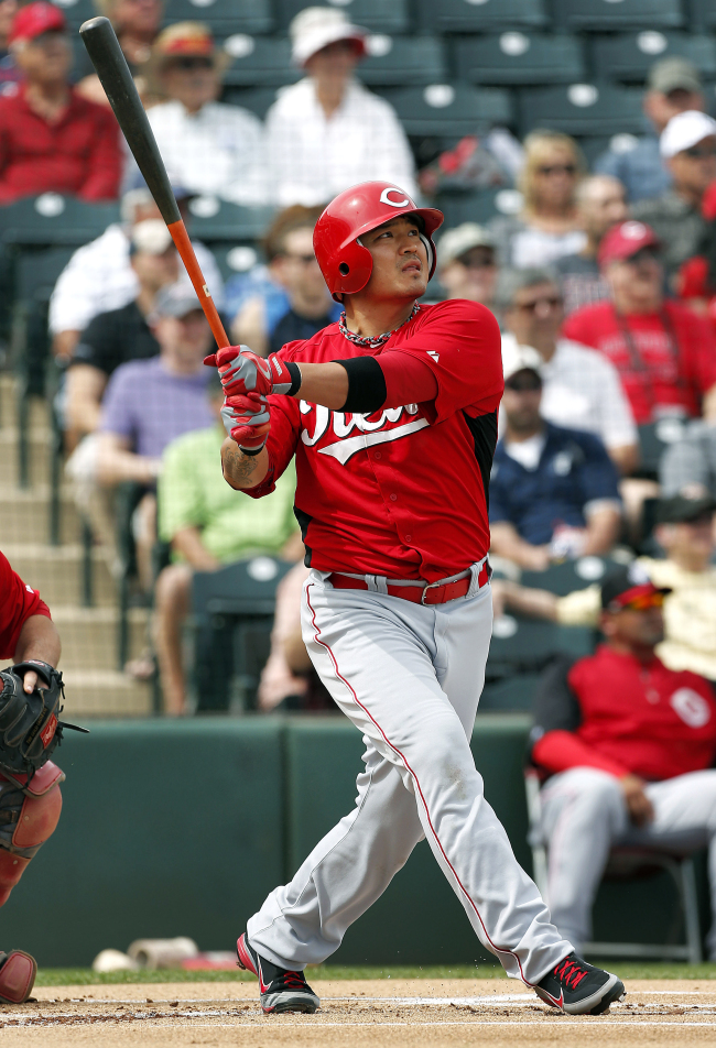 BIG SWING: Cincinnati Reds DH Choo Shin-soo flies out in the first inning of a spring training game on Tuesday. The Korean went 1 for 3. (AP-Yonhap News)