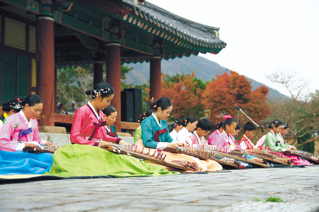 A traditional Korean music performance is held at Naganeupseong folk Village. (Suncheon City)