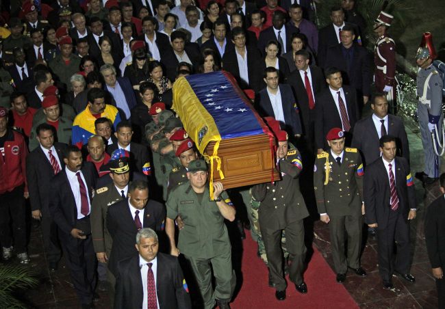 The coffin of the late Venezuelan President Hugo Chavez is carried to the military academy for his funeral in Caracas on Wednesday. ( AFP-Yonhap News)