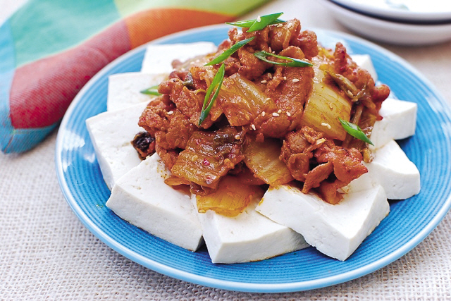 Dubu kimchi (tofu with stir-fried kimchi and pork) (Korean Bapsang)