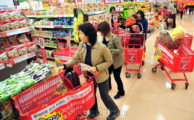 Shoppers navigate the aisles at Lotte Mart, one of the nation’s top retail chainstores. (Yonhap News)