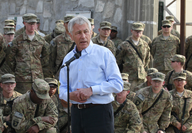 U.S. Defense Secretary Chuck Hagel speaks to members of the U.S. Army 101st Airborne Division at Jalalabad Airfield in Afghanistan on Saturday. (AP-Yonhap News)