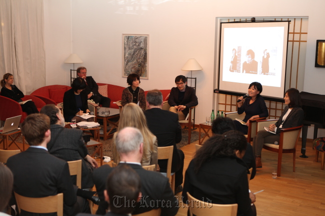 Korean writers Kim Yeon-su (third from right), Kim In-sook (second from right), Pyun Hye-young (far right) and Swedish ambassador to Korea Lars Danielsson (third from left on the red sofa) listen to a question during the Seoul Literary Society’s 30th session at Danielsson’s residence in Seongbuk-dong, Seoul, Tuesday. (LTI Korea)