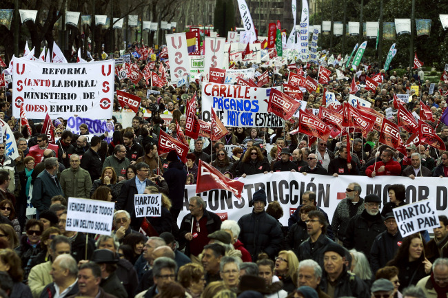 Demonstrators march during a protest against unemployment and austerity measures in Madrid on Sunday. (AP-Yonhap News)