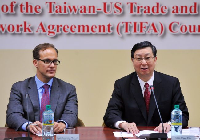 Taiwan’s chief negotiator and vice economic affairs minister Cho Shih-chao (right) accompanied by deputy U.S. Trade representative Demetrios Marantis speaks during a press conference in Taipei on Sunday. (AFP-Yonhap News)