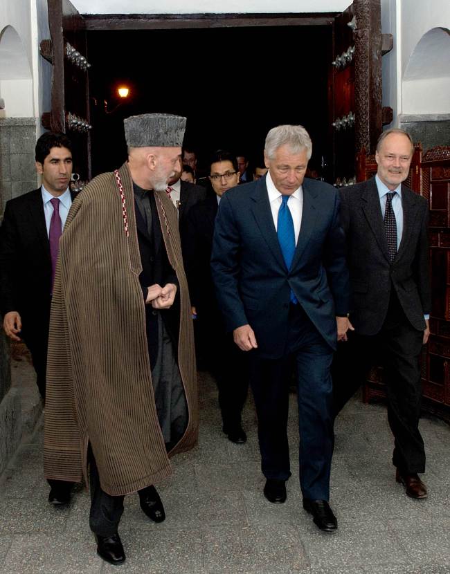 U.S. Secretary of Defense Chuck Hagel (center), walking with Afghan President Hamid Karzai (left), during a private meeting in Kabul on Sunday. (AFP-Yonhap News)