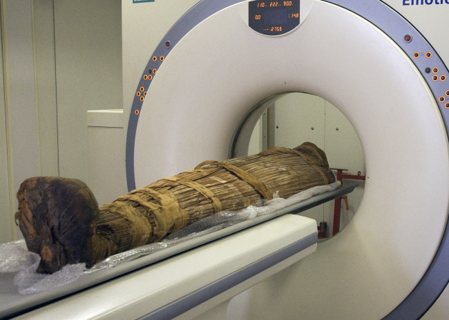 The mummy Hatiay is scanned in Cairo, Egypt, Sunday. (AP-Yonhap News)