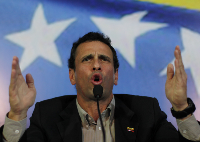 Opposition leader Henrique Capriles gestures during a press conference in Caracas, Venezuela, Sunday. (AP-Yonhap News)