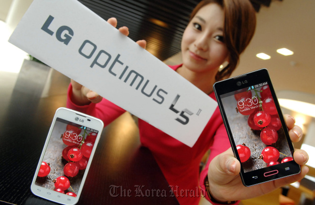 A model poses with LG Electronics’ new Optimus L5 II, which will roll out in overseas markets starting with Brazil this week, at the company’s headquarters in Yeouido, Seoul, Monday. (LGE)