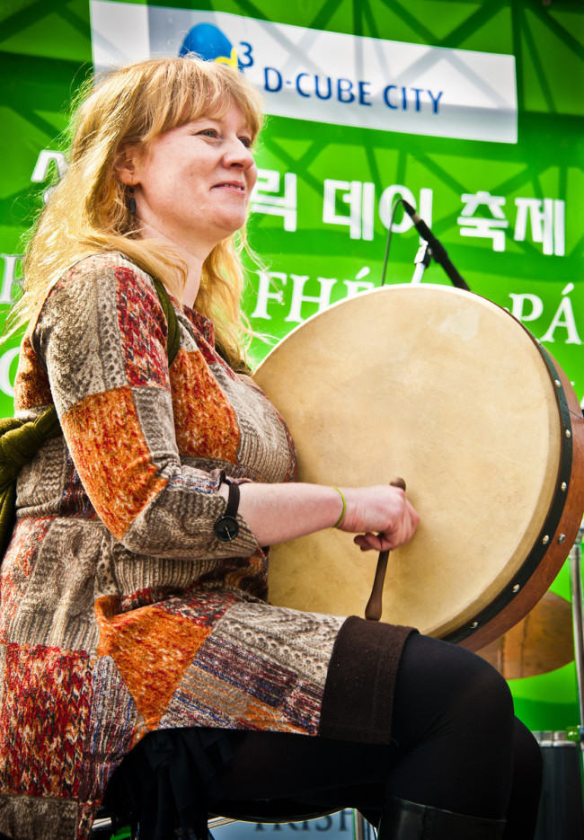 A performer plays a bodhran at last year’s St. Patrick’s Day festival in Sindorim, Seoul. (Tom Coyner)