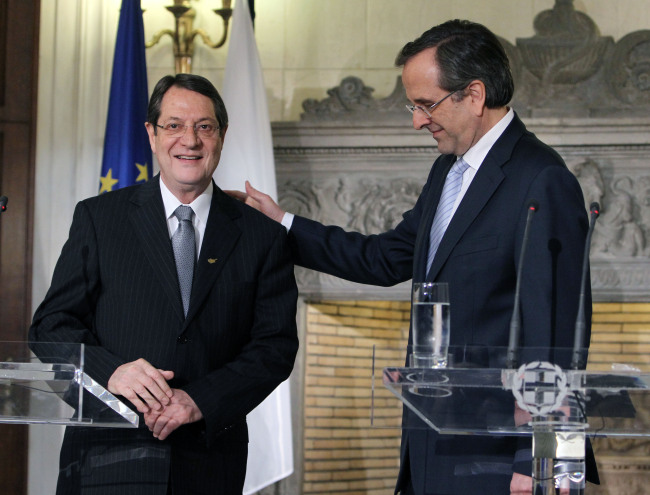 Greek Prime Minister Antonis Samaras (right) with recently-elected Cypriot President Nicos Anastasiades after a news conference at his official residence in Athens on Monday. (AP-Yonhap News)