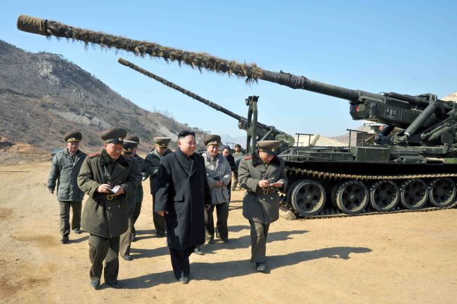 North Korean leader Kim Jong-un visits Tuesday a long-range artillery unit, which is assigned to attack South Korea’s western border Baengnyeongdo Island should a war break out. (Yonhap News)