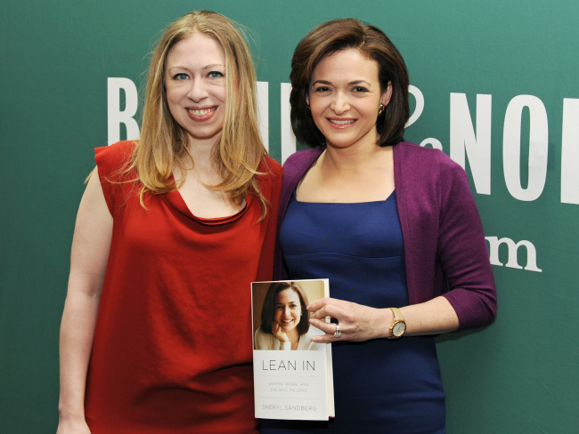 Sheryl Sandberg (right), chief operating officer of Facebook Inc., and Chelsea Clinton, daughter of former U.S. President Bill Clinton, pose for photographs with Sandberg’s new book “Lean In” at a Barnes & Noble Inc. store in New York on Tuesday. (Bloomberg)