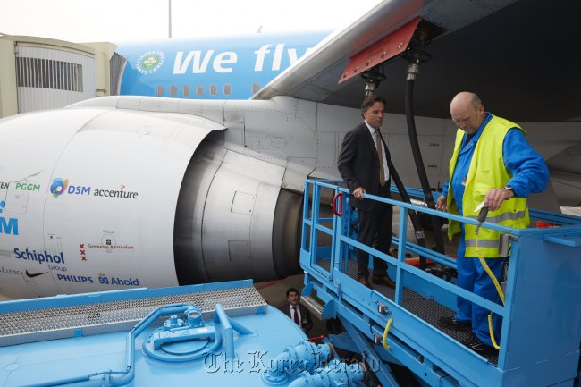 Workers supply biofuel to the KLM Royal Dutch airplane. (KLM)