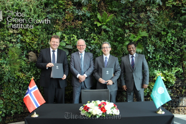 Global Green Growth Institute Director-General Richard Samans (second from right) poses with Norwegian representative to the GGGI Council Øystein Kåre Djupedal (left), Norwegian Ambassador to Korea Torbjorn Holthe (second from left), and Mesfin Midekssa, charge d’affaires of Ethiopia, after signing a grant agreement at the GGGI’s headquarters in central Seoul on Thursday. (GGGI)