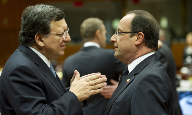 European Commission President Jose Manuel Barroso (left) speaks with French President Francois Hollande during an EU summit in Brussels on Thursday. (AP-Yonhap News)