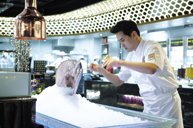 Celebrity chef Edward Kwon is at work at his newly opened The Mixed One Buffet & Dining restaurant in Bundang, Gyeonggi Province. (EKFood)