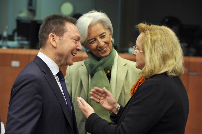 (From left) Greek Finance Minister Ioannis Stournaras, International Monetary Fund Managing Director Christine Lagarde and Austrian Federal Finance Minister Maria Fekter talk prior to a eurozone meeting at the EU headquarters in Brussels on Friday. (AFP-Yonhap News)