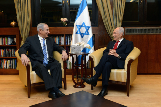 Israeli President Shimon Peres (right) meets with Prime Minister Benjamin Netanyahu on Saturday. (Xinhua-Yonhap News)