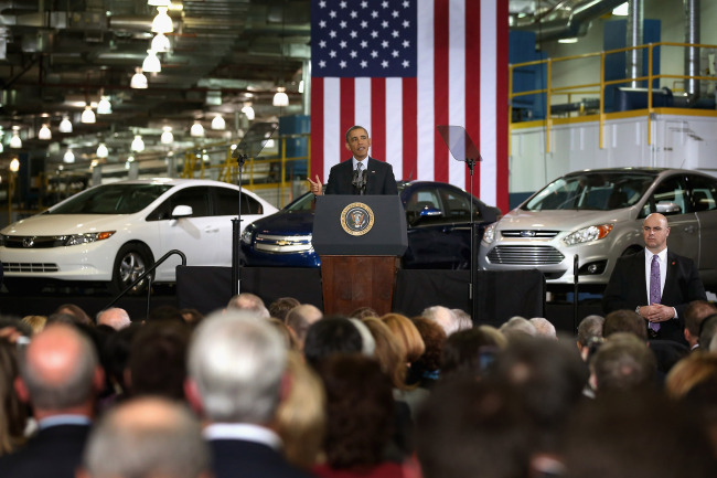 U.S. President Barack Obama speaks to guests during a visit to Argonne National Laboratory in Argonne, Illinois, Friday. (AFP-Yonhap News)