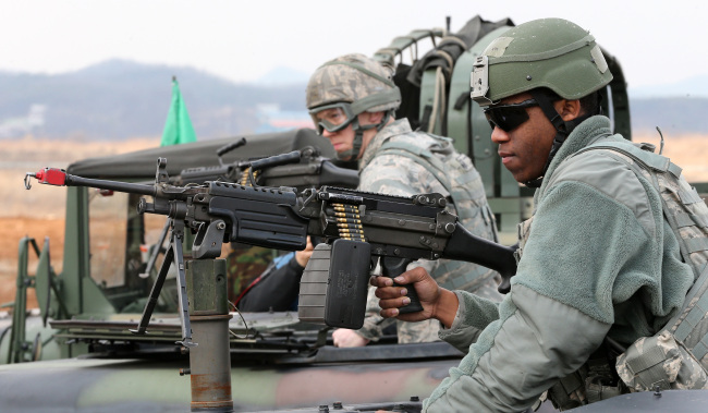 U.S. military police staff engage in base defense drills in connection with the allied Key Resolve exercise in Pyeongtaek, Gyeonggi Province, Thursday. (Yonhap News)