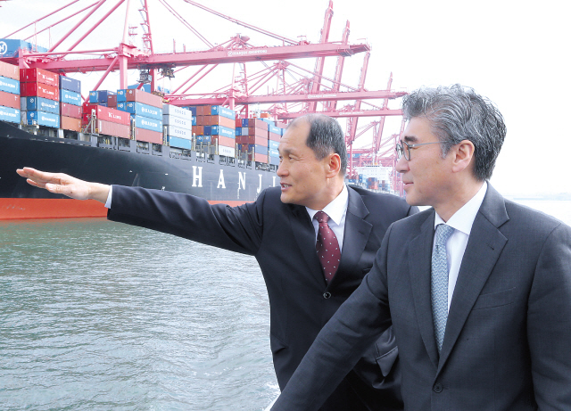 United States Ambassador to Korea Sung Kim looks on as an official points out arriving cargo at the BusanPort Authority in the southeastern-most port city and the gateway for a majority of U.S. imports enteringthe country. Kim visited Busan on a two-day visit commemorating the anniversary of the Korea-U.S. FreeTrade Agreement, Thursday and Friday. (Yonhap News)