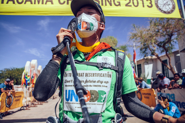 In this photo provided by www.racingtheplanet.com/shaunboyte, Kim Jung-chul, the senior student of Dong-A University kisses his medal after completing the Atacama Crossing, one of the world’s top four ultramarathons. (Yonhap News)