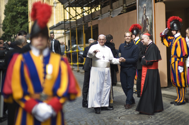 Pope Francis greets the faithful at the Vatican on Sunday. (AP-Yonhap News)