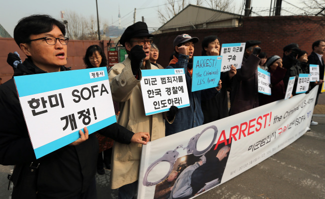Members of civic group Solidarity for Peace and Reunification of Korea protest outside the U.S. Army Garrison Yongsan in Seoul, demanding revisions to SOFA. (Yonhap News)