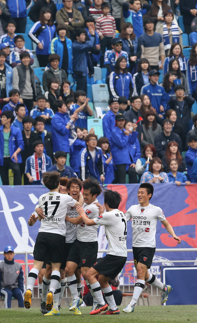 Players of the Pohang Steelers celebrate their victory against Suwon Samsung during the 2013 Hyundai Oilbank K League Classic on Sunday. (Yonhap News)