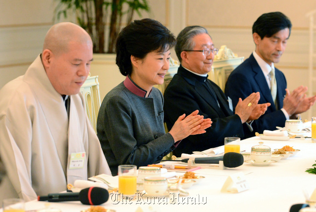 President Park Geun-hye attends a luncheon with religious leaders at Cheong Wa Dae on Tuesday including Rev. Kim Hee-joong (second from right) of the Catholic Bishop’s Conference of Korea and Jaseung (left), head of the Buddhist Jogye Order. (Chung Hee-cho/The Korea Herald)