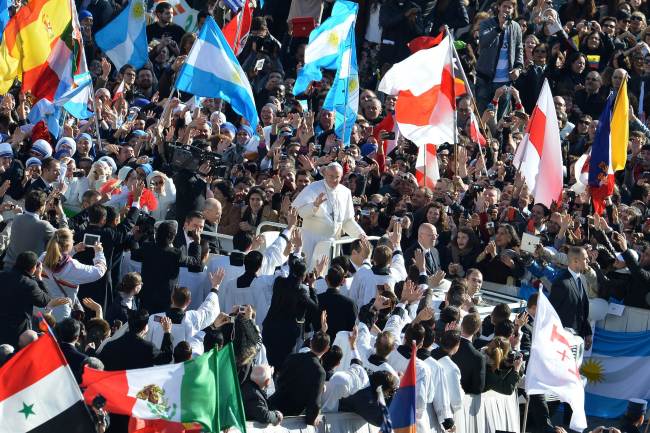 Pope Francis waves as he arrives in St. Peter’s Square for his inauguration Mass at the Vatican on Tuesday. (AFP-Yonhap News)