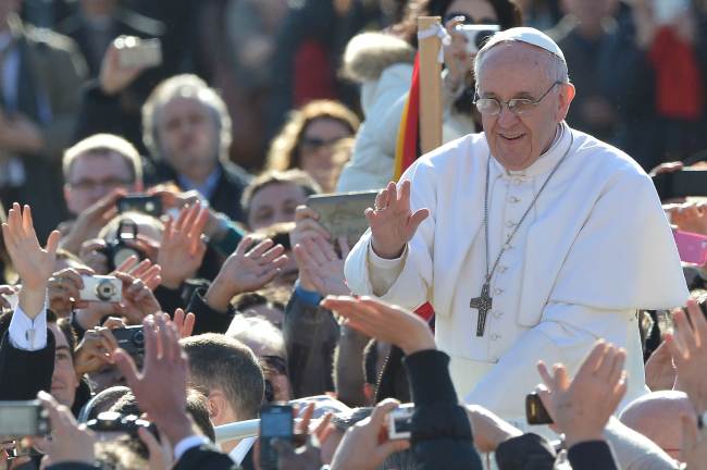 Pope Francis waves to the crowd from the papamobile during his inauguration mass at St Peter's square on March 19, 2013 at the Vatican. (AFP-Yonhap News)