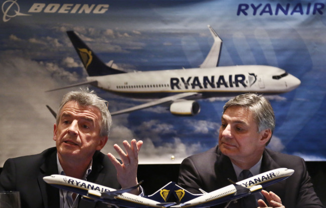 Michael O’Leary (left), CEO of Ryanair, and Ray Conner, president and CEO of Boeing, hold a press conference in New York on Tuesday. (AP-Yonhap News)