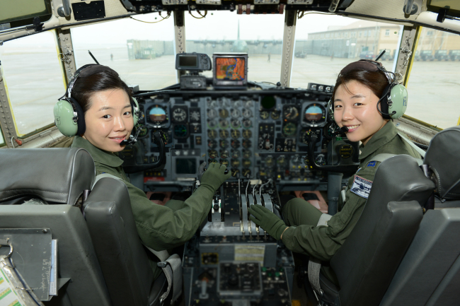 A photo handout from the Air Force shows Capt. Lee Na-kyum (left) and Capt. Oh Hyun-jin. ( Yonhap News)