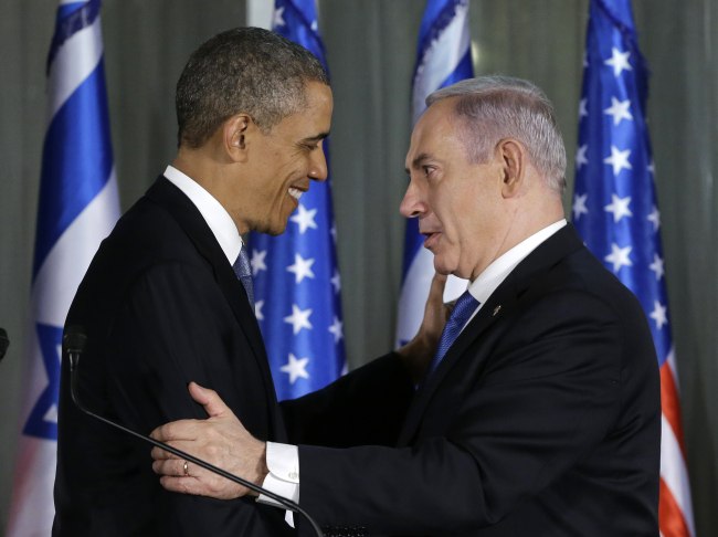 U.S. President Barack Obama and Israeli Prime Minister Benjamin Netanyahu shake hands as they participate in a joint news conference at the prime minister’s residence in Jerusalem on Wednesday. (AP-Yonhap News)