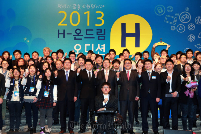 Chung Mong-koo Foundation head Yoo Young-hak (center) poses with 30 teams of venture start-ups that passed the final competition for Hyundai Motor Group’s support program on Wednesday in Seoul. (Hyundai Motor Group)