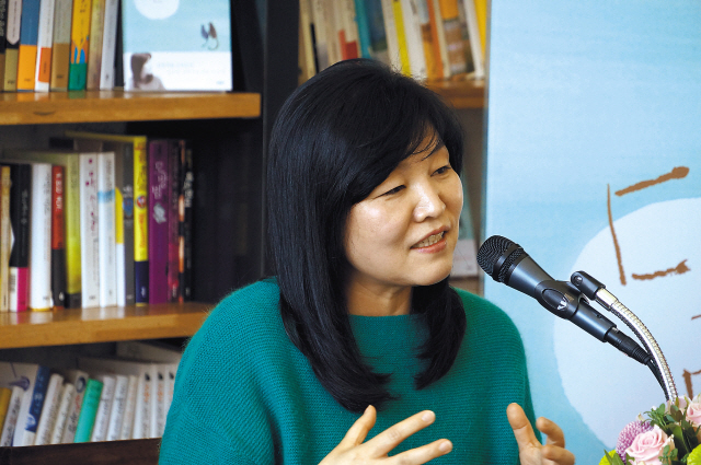 Author Shin Kyungsook speaks during a press conference held at Café Comma 2 Page in Hongdae on Thursday. (Munhakdongn)