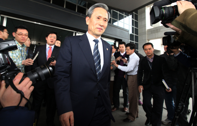 Defense Minister Kim Kwan-jin leaves the ministry building to attend a designation ceremony at Cheong Wa Dae on Friday. (Yonhap News)