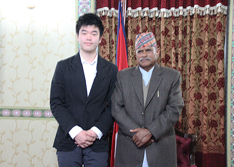 Won Sung-jun, manager of Good Way With Us, and Nepalese President Ram Baran Yadav (Good Way With Us)