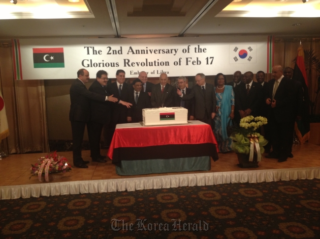 Libyan Charge d’Affaires Otman S.M. Daouki (center) is joined by envoys from the Middle East and Africa in a cake-cutting ceremony during a reception on Monday celebrating the second anniversary of the Libyan revolution that toppled strongman Moammar Gadhafi. (Philip Iglauer/The Korea Herald)