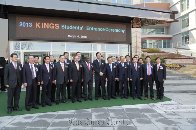 Kenyan Ambassador to Korea Ngovi Kitau (center) is joined by academic and government officials in a group photo during a ceremony lauding the incoming class of KEPCO’s school for nuclear power professionals in Ulsan on March 4. (Kenyan Embassy)