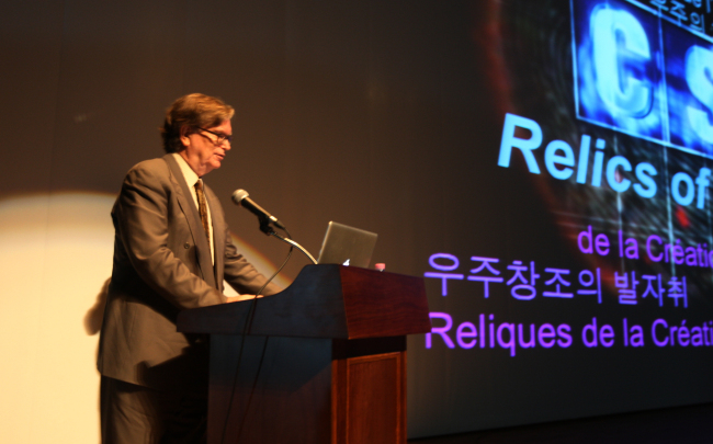 George F. Smoot, a Nobel laureate and professor at the University of California, Berkeley, gives a lecture in Songdo Global University in Incheon on Saturday. (Yonhap News)