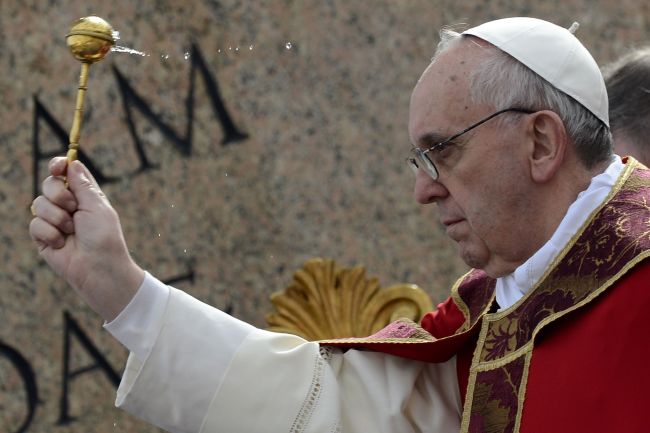 Pope Francis blesses the palms before a papal Mass as part of the Palm Sunday celebration on St. Peter’s Square at the Vatican on Sunday. (AFP-Yonhap News)