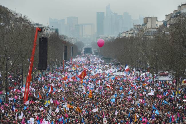 Tens of thousands of people demonstrate against France’s gay marriage law in an attempt to block legislation that will allow homosexual couples to marry and adopt children in Paris on Sunday. (AFP-Yonhap News)