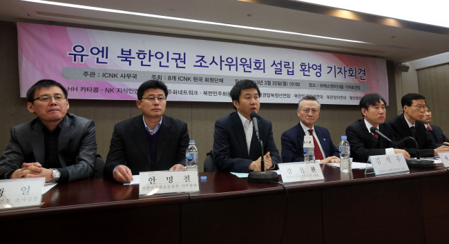 North Korean defector and activist Kang Chol-hwan (third from left) speaks at a news conference in Seoul on Monday along with Saenuri Party lawmaker Ha Tae-keung (third from right) and National Development Institute President Kim Suk-woo (center). (Yonhap News)