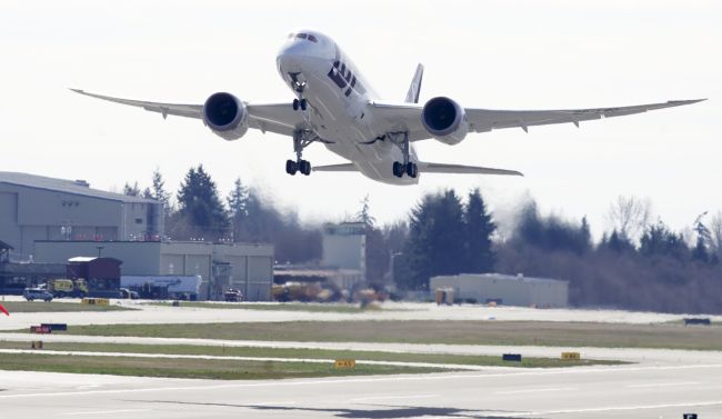 A LOT Polish Airlines Boeing 787 Dreamliner, with a redesigned lithium ion battery, takes off during a test flight at Paine Field in Everett, Washington, Monday. (AFP-Yonhap News)