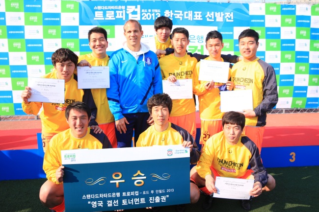 Standard Chartered Bank Korea CEO Richard Hill poses with players of the national amateur futsal team in Seoul on Sunday. (SC Bank Korea)