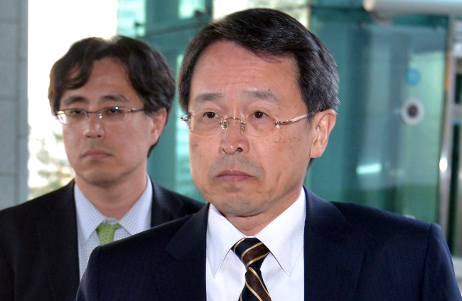 Takashi Kurai, Japan’s deputy chief of mission in Seoul, enters the Foreign Ministry building on Tuesday. (Park Hyun-koo/The Korea Herald)